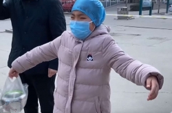 video nguoi trung quoc dung tam bat lua trong thang may de phong ngua virus corona