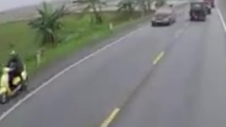 video o to phong nhu ten lua bat ngo bat tung nap capo che het tam nhin tai xe