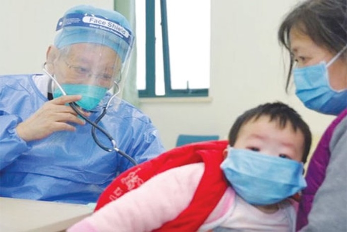 giua tam dich corona o vu han bac si 86 tuoi ngoi xe lan van xung phong chien dau