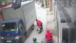 video thot tim em be chay ra duong bi xe may dam trung khien nguoi me ta hoa