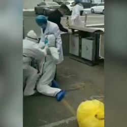 Video: Chống dịch virus Corona, bác sĩ và cảnh sát ngã gục xuống đất vì kiệt sức