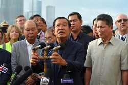 Ông Hun Sen nói gì về vụ khách trên tàu cập bến Campuchia nhiễm virus corona?