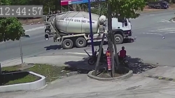 Video: Cố tình vượt ẩu cắt mặt xe bồn, nam thanh niên bị cuốn vào gầm