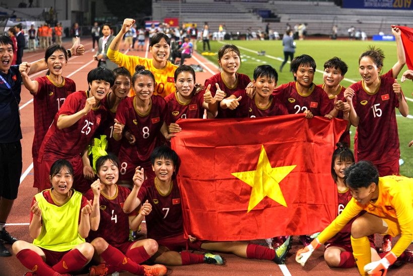 hlv truong tuyen bong da nu viet nam noi gi ve tin don bi vff no luong