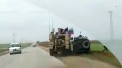 Video: Xe quân sự Mỹ ép xe thiết giáp Nga vào vệ đường, nghi va chạm ở Syria