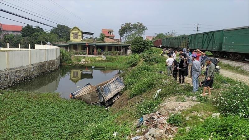 di vao duong cam xe tai bi tau hoa dam bay xuong ao tai xe tu vong tai cho