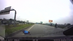 video xe tai dam xe lam duong toe khoi huc vang cac cong nhan xuong muong