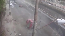 video xe ban tai nat dau sau cu huc sap tuong nha dan giua pho ha noi