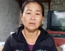 Cho bé gái đi lạc ăn cơm, người phụ nữ bị đánh dã man