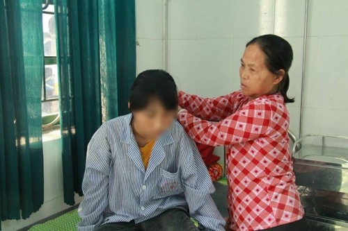 vu nu sinh lop 9 bi lot do danh hoi dong dinh chi hieu truong va giao vien