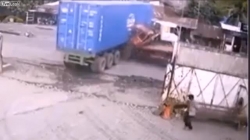 video hai hung xe tai nat dau sau cu dam than container