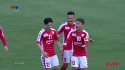 video cong phuong bi doi thu danh len nga sap mat tren san