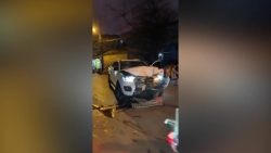 video xe ban tai nat dau sau cu huc sap tuong nha dan giua pho