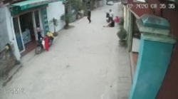 Video: Thót tim em bé chạy ra đường bị xe máy đâm trúng khiến người mẹ tá hỏa