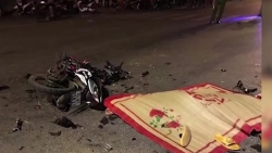 video hai thanh nien chet tham sau khi phong xe may xe gio lao thang vao o to