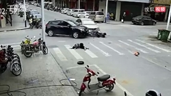 video xe may va 2 o to lao thang vao nhau giua nga tu nguoi phu nu vang len khong trung