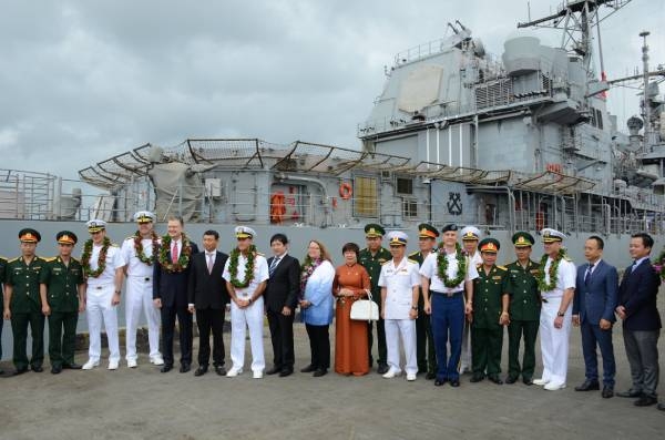 doan tau san bay hoa ky tham da nang bo ngoai giao viet nam noi gi