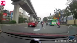 video o to huc vang 2 nguoi di xe may guc tai cho