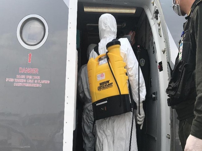 13 hanh khach cung chuyen bay voi nu benh nhan nhiem covid 19 thu 17 co ket qua am tinh