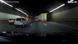 video o to vuot den do bi dam lat nghieng suyt de co gai di xe dap dien