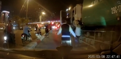 video nguoi dan ong danh tai xe xe cho rac tui bui