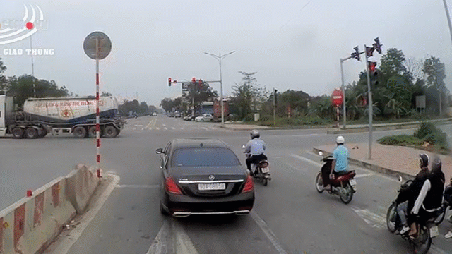 video o to huc vang 2 nguoi di xe may guc tai cho