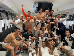 C.Ronaldo có thể bị cách ly vì chụp ảnh chung với hậu vệ Juventus nhiễm COVID-19
