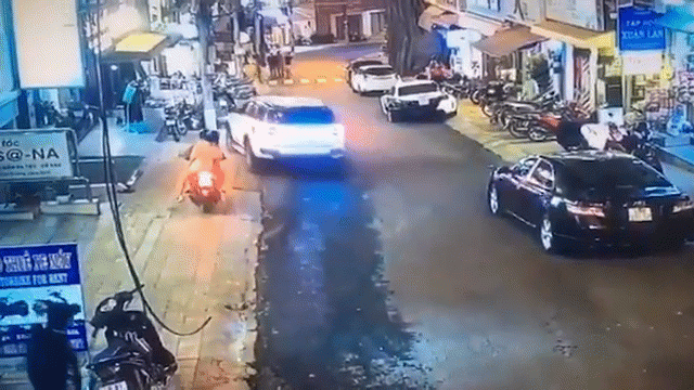 video o to vuot den do bi dam lat nghieng suyt de co gai di xe dap dien