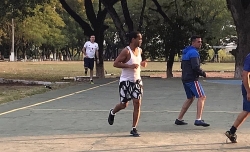 Trong tù, Ronaldinho vẫn ghi 5 bàn giúp đội nhà vô địch giành phần thưởng chú lợn nặng 16 kg