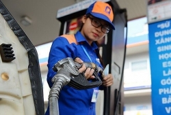 Giá xăng giảm mạnh hơn 2.000 đồng/lít