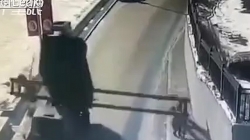 video cu lat nghieng kinh hoang cua xe tai tai khuc cua khien 2 nguoi thuong vong