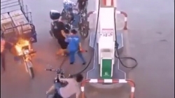 Video: Hãi hùng xe ba gác bốc cháy ngùn ngụt ở trạm xăng