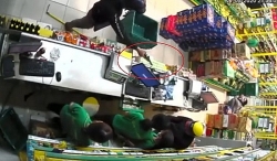 video 2 thanh nien cam vat nghi sung cuop cua hang bach hoa giua sai gon