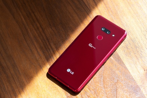 la lung chiec smartphone doc tinh mach tren long ban tay de mo khoa cua lg