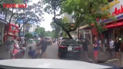 Tài xế Camry "hổ báo" nhận bài học đau đớn