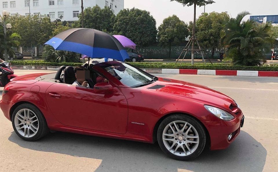 choang canh hai thanh nien di mercedes mui tran roi bat o che nang 40 do giua pho ha noi