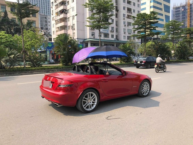 choang canh hai thanh nien di mercedes mui tran roi bat o che nang 40 do giua pho ha noi