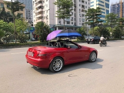 Dân chơi lái Mercedes mui trần dùng ô che nắng giữa phố Hà Nội