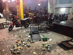 Video: Khoảnh khắc 20 côn đồ lao vào chém tới tấp nhóm người ngồi nhậu
