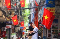 sao viet du lich nuoc ngoai cung ban be hat karaoke dip nghi le