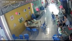 Phẫn nộ bảo mẫu đánh liên tiếp vào đầu trẻ để... chống ói