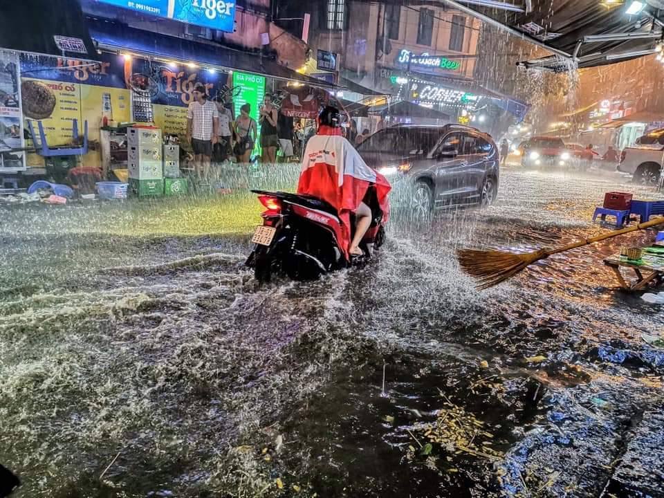 Ảnh, video: Hà Nội ngập lụt sau cơn mưa như trút anh video ha noi ngap lut chap dien toe lua kinh hoang trong con mua nhu trut ky nghi le 304