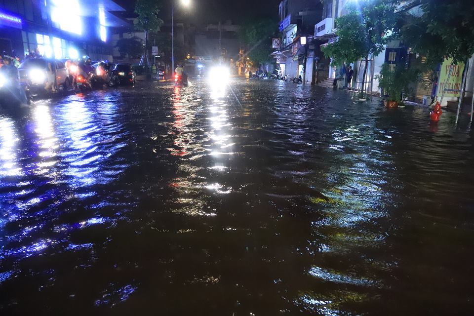 Ảnh, video: Hà Nội ngập lụt sau cơn mưa như trút anh video ha noi ngap lut chap dien toe lua kinh hoang trong con mua nhu trut ky nghi le 304