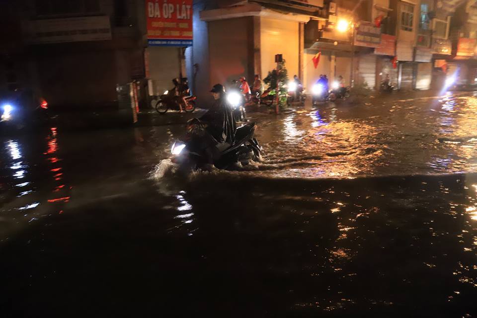Ảnh, video: Hà Nội ngập lụt sau cơn mưa như trút anh video ha noi ngap lut chap dien toe lua kinh hoang trong con mua nhu trut ky nghi le 304
