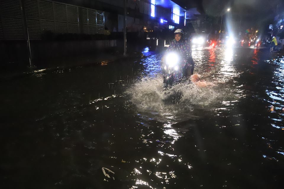 Ảnh, video: Hà Nội ngập lụt sau cơn mưa như trút anh video ha noi ngap lut chap dien toe lua kinh hoang trong con mua nhu trut ky nghi le 304