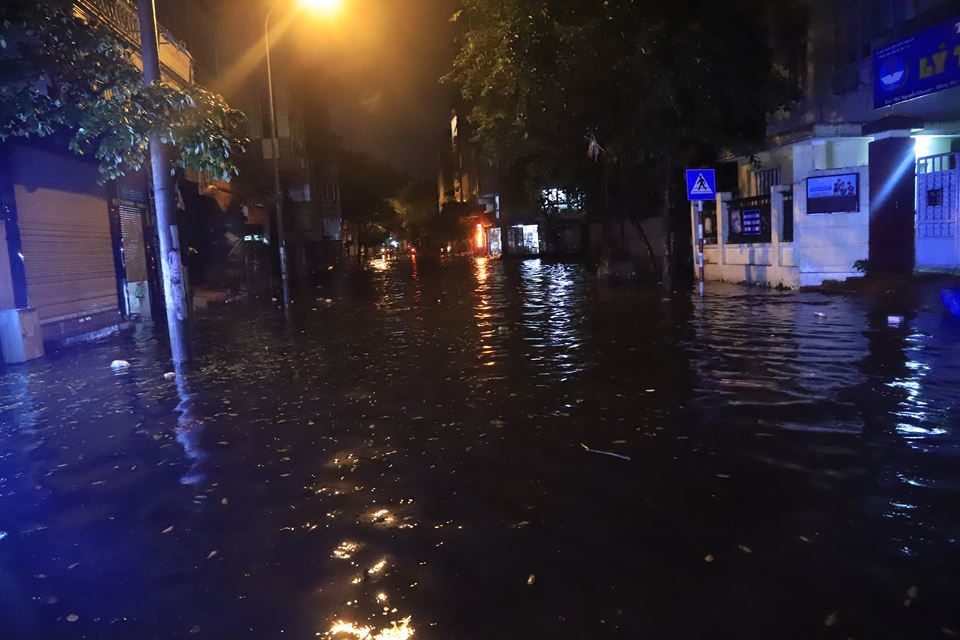 Ảnh, video: Hà Nội ngập lụt sau cơn mưa như trút anh video ha noi ngap lut chap dien toe lua kinh hoang trong con mua nhu trut ky nghi le 304