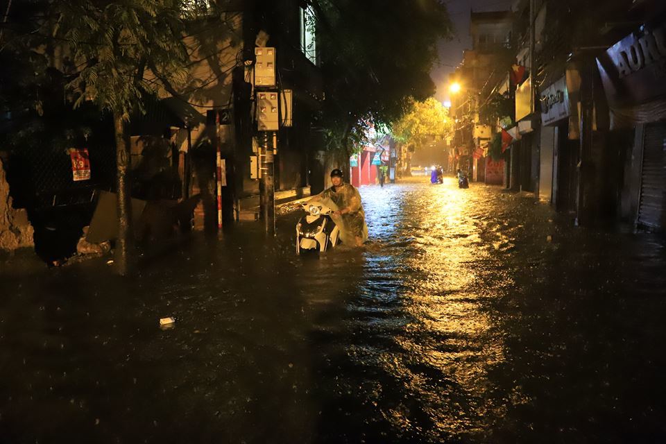 Ảnh, video: Hà Nội ngập lụt sau cơn mưa như trút anh video ha noi ngap lut chap dien toe lua kinh hoang trong con mua nhu trut ky nghi le 304