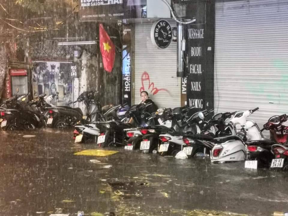 Ảnh, video: Hà Nội ngập lụt sau cơn mưa như trút anh video ha noi ngap lut chap dien toe lua kinh hoang trong con mua nhu trut ky nghi le 304