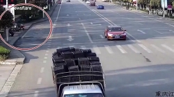 video lexus co tinh chen len voi phun nuoc khi linh cuu hoa dang tac nghiep