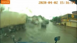 video hai hung o to vuot den do khien 3 xe dam nhau nat dau